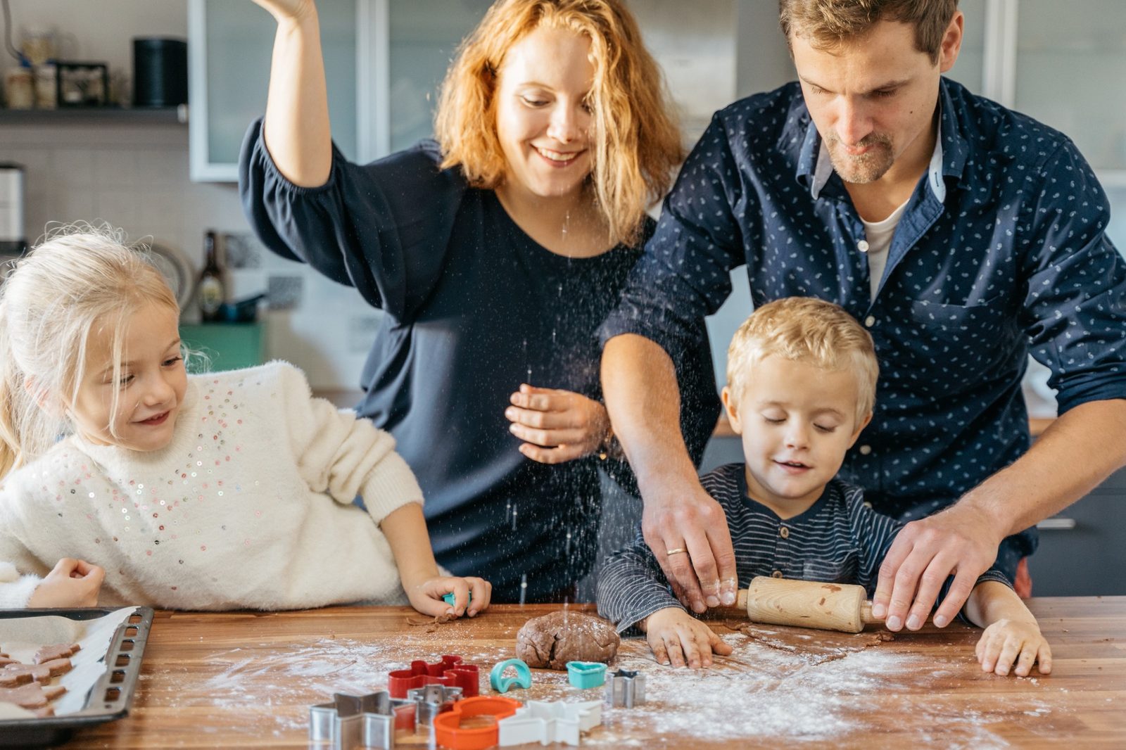Familj som bakar pepparkakor tillsammans