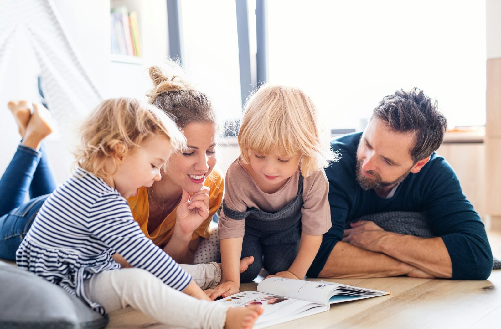 Familj som läser en bok tillsammans